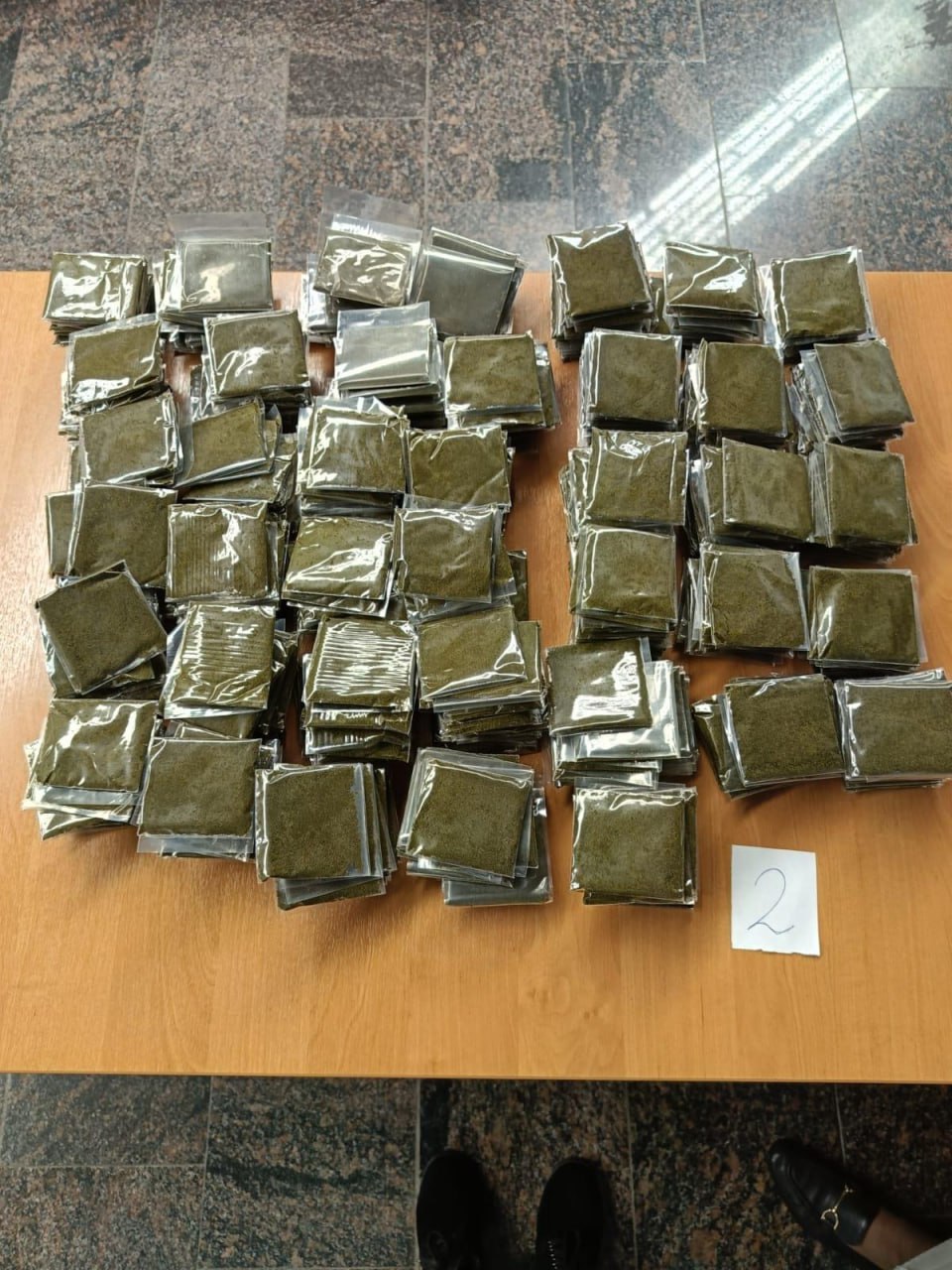 В аэропорту Сочи задержали 16 кг насвая, ввезенного из Таджикистана Табачную смесь пытался нелегально провезти пассажир авиарейса «Душанбе – Сочи». 31-летний гражданин Таджикистана проследовал по «зеленому» коридору, на вопрос о незадекларированных товарах ответил отрицательно. Однако, контроль на рентгене показал, что в его дорожной сумке находится более 400 пакетов с темно-зеленым порошком. Экспертиза показала, что обнаруженное вещество – это насвай, популярная в Средней Азии некурительная смесь на основе табака. Общая масса продукта составила почти 16 килограммов. Пассажир заявил, что насвай он вёз для себя и в подарок знакомым. О том, что есть ограничения на его ввоз в Россию, не знал. В отношении нарушителя возбуждено административное дело за недекларирование товаров ч.1 ст.16.2 КоАП РФ , сообщает Южное таможенное управление. Подписаться Поделиться