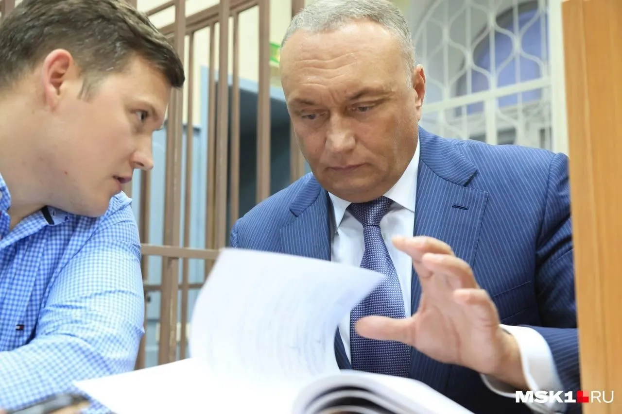 10 лет колонии строгого режима запросили для бывшего сенатора от Тульской области Дмитрия Савельева которого обвиняют в организации убийства своего делового партнера пишет Коммерсантъ Кто такой Дмитрий Савельев Савельев родился в 1968 году в Горьком Окончил РАНХиГС и юридический факультет ННГУ В 1990 е возглавлял структуры Лукойла и Транснефти Тогда же начал заниматься политикой на его счету 17 лет в Госдуме и 8 в Совфеде В 2001 м он пытался стать губернатором Нижегородской области заняв четвёртое место из одиннадцати с почти 13 голосов Дело рассмотрела коллегия присяжных Тверского суда Москвы 12 марта она признала бывшего сенатора в организации приготовления к убийству По версии следствия Савельев заказал совладельца компании Оптомониторинг Сергея Ионова из за разногласий в ведении бизнеса Убрать Ионова должны были в колонии куда его отправили за растрату командировочных средств Предложи новость Подпишись на МАХ