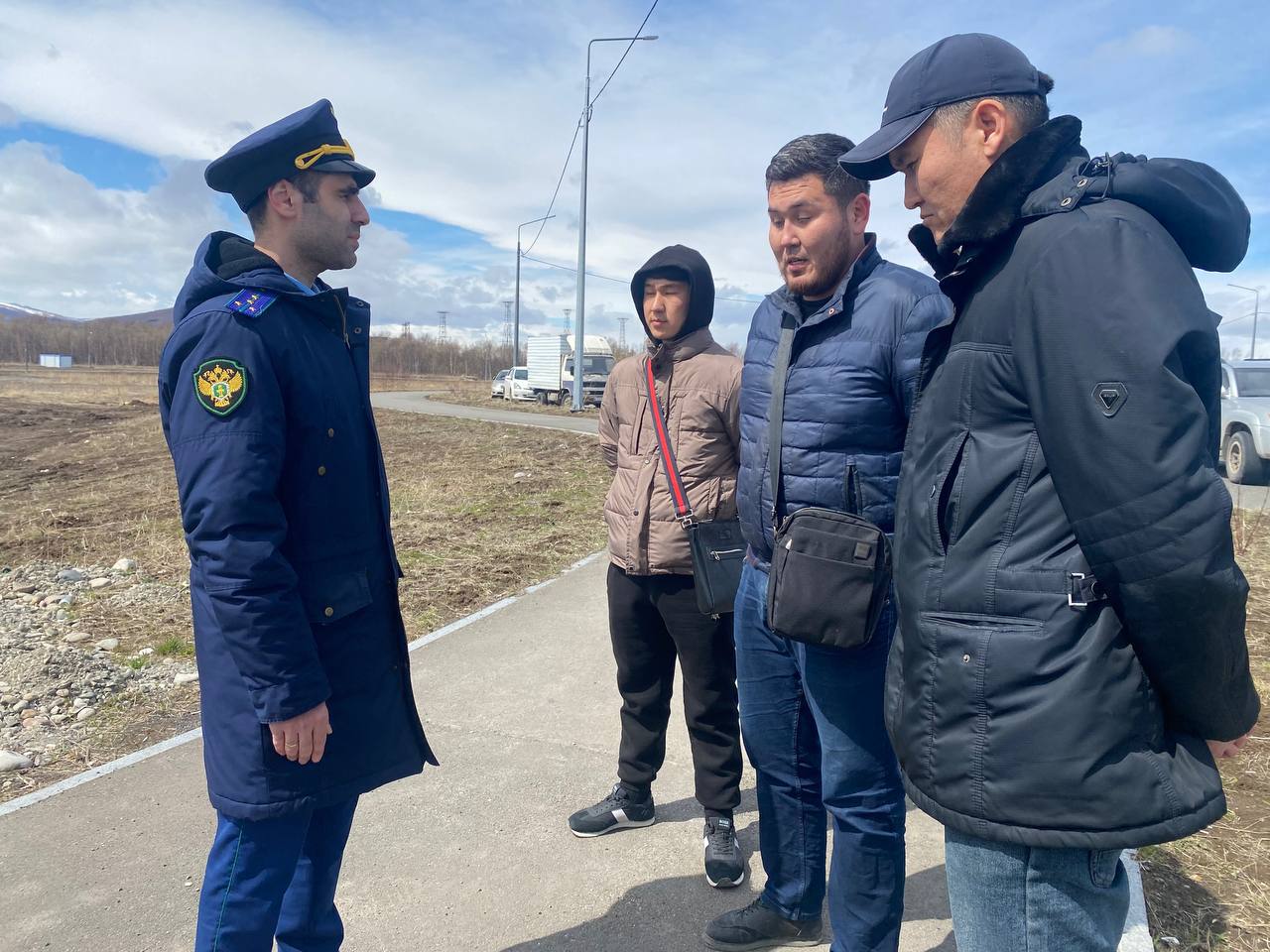 Прокуратура проверяет факт задержки зарплат строителям аэропорта на Камчатке Прокуратура Елизово начала проверку ООО "Фортуна" после жалоб на двухмесячную задержку зарплаты у 100 рабочих, строящих новый аэровокзал. Часть сотрудников работает без трудовых договоров. Сейчас прокуроры опрашивают пострадавших и взаимодействуют с московскими коллегами, так как компания зарегистрирована в столице. Особое внимание уделяется соблюдению трудовых прав и привлечению виновных к ответственности, сообщили "ЧП Камчатка" в прокуратуре. По итогам проверки прокуратура примет меры для восстановления прав работников и взыскания задолженности по заработной плате.