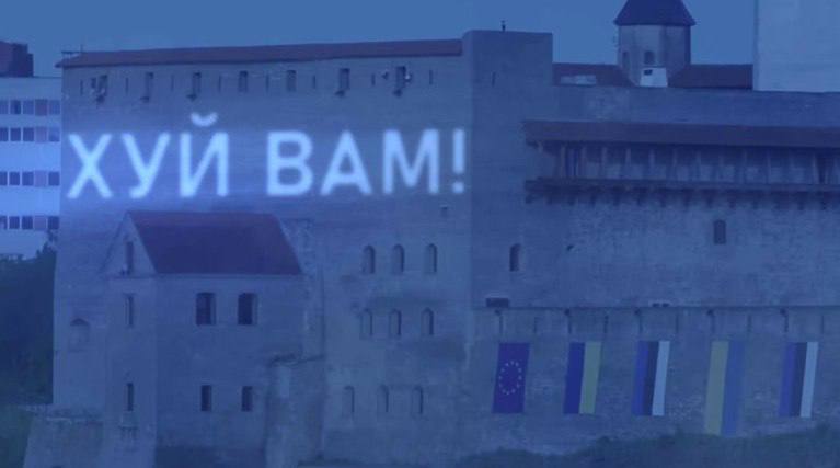 «Х й вам» В Нарве эстонским властям дали понять, что запретить русский язык у них не получится. С помощью прожектора россияне подсветили стену крепости и обратились к населению. Российский Ивангород и Нарву разделяет только река. Эстонцы развешивают на своей стороне украинские и радужные флаги, а также русофобские плакаты. Россияне отвечают своими методами. Новости №1 в Ростове Прислать новость/фото