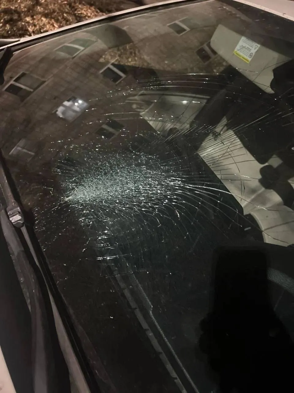 В Лениногорске водитель сбил полицейского спрятал авто и попытался уйти пешком Спойлер скрыться не вышло На перекрестке улиц Нагорная и Набережная автоинспектор подал сигнал об остановке водителю BMW Тот резко увеличил скорость сбил сотрудника он оказался на капоте и скрылся Позже мужчина спрятал машину у гаражей и пошел пешком но его нашли и задержали Нарушитель 31 летний житель Лениногорска с признаками опьянения сообщает Госавтоинспекция Казани От освидетельствования он отказался На мужчину составили материалы по шести статьям КоАП суд арестовал его на пять суток Горе водителю светит уголовка автомобиль отправлен на штрафстоянку Фото Госавтоинспекция Казани Встречаемся в МАХ