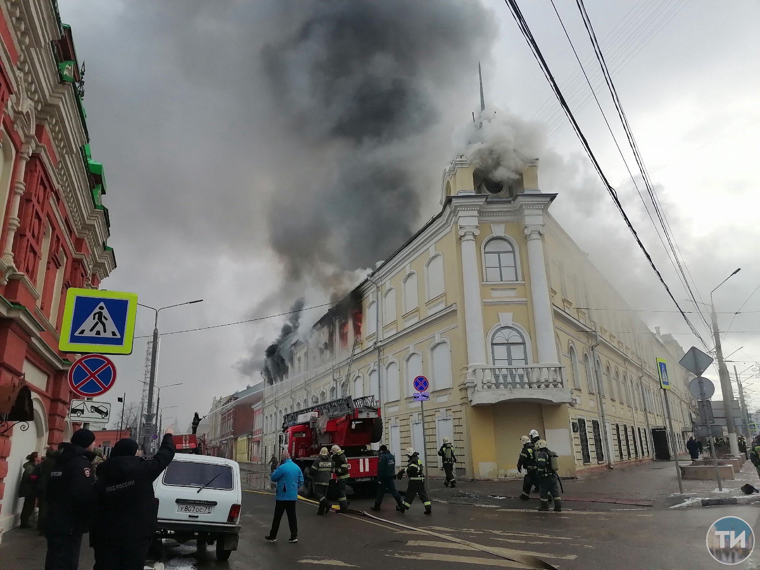 В центре Тулы горит госпиталь  Как сообщает наш корреспондент, в Туле произошел серьезный пожар. Горит здание госпиталя на углу улиц Советской и Союзной. Судя по фото – возгорание произошло на втором этаже.