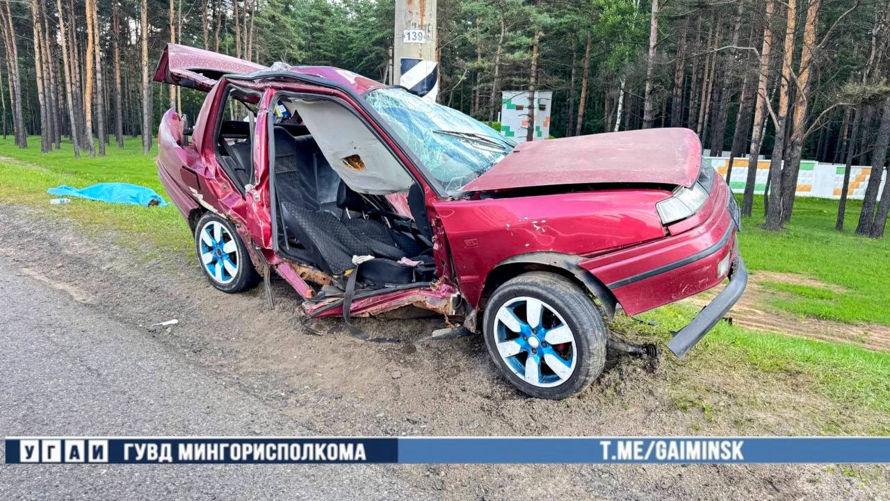 Смертельное ДТП случилось на МКАД.  Сегодня 19-летний водитель Seat не справился с управлением, выехал за пределы проезжей части, где врезался в осветительную мачту.  От полученных телесных повреждений водитель скончался на месте происшествия, 21-летний пассажир доставлен в больницу.  Фото: ГАИ  «Минск-Новости» MINSKNEWS.BY Telegram Viber FB  VK Inst TikTok  YouTube