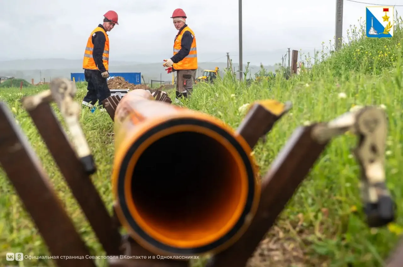 В Байдарской долине в этом году появится газ В Байдарской долине жители впервые получат газ уже в 2026 году Работы по газификации района ускорили на местности проложили ещё 500 метров газопровода и смонтировали резервный пункт что повысит надёжность подачи газа Для комфорта жителей в посёлке Орлиное работает выездной штаб Севастопольгаза где можно получить консультацию и оформить заявку на подключение не выезжая в город В близлежащих сёлах Широкое и Тыловое уже подключено 35 домов ещё около 130 заявок находятся в стадии реализации Ведутся также проектирование двух межпоселковых газопроводов высокого давления 5 й и 6 й очередей общая протяжённость которых превысит 25 километров Параллельно строители возводят 15 километров газопровода 4 й очереди
