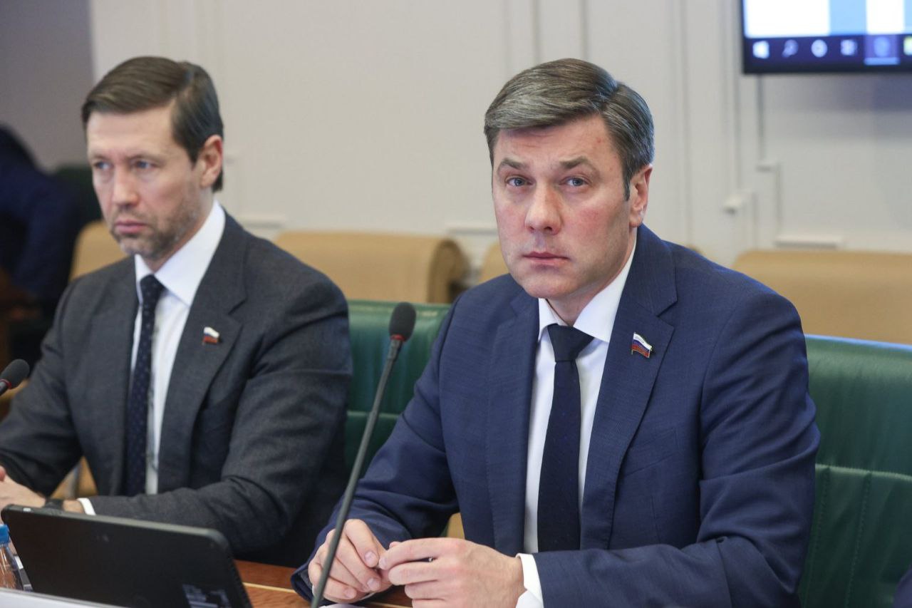 Николай Ежов внес предложения по сдерживанию тарифов на электроэнергию на Дальнем Востоке   Николай Ежов предложил сохранить полномочия на федеральном уровне по установлению перечня льготных категорий потребителей для которых будет осуществляться снижение энерготарифов а также разработку механизма и порядка направления финансовых средств на модернизацию объектов генерации сохранив перечисления дальневосточной надбавки ПАО РусГидро в бюджет Колымы   vmagadanpress com николай ежов внес предложения по сдер