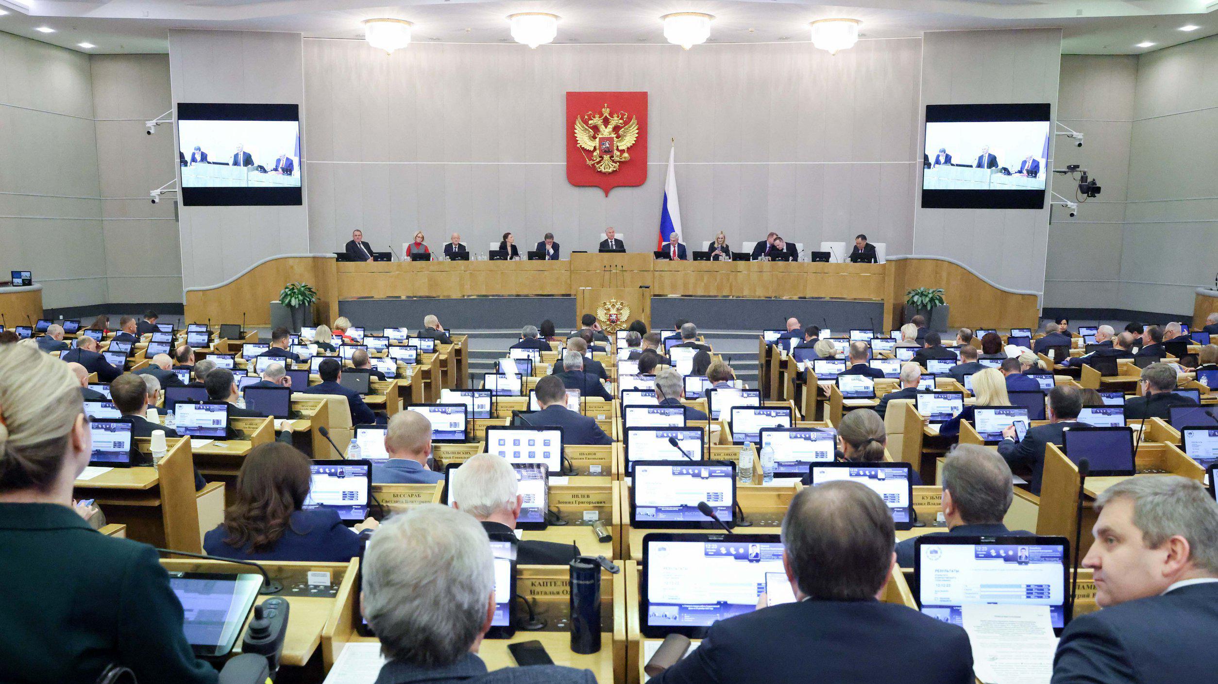 В первом чтении приняли законопроект о внесении изменений в статью 446 Гражданского процессуального кодекса РФ в части дополнения перечня имущества на которое не может быть обращено взыскание по исполнительным документам В соответствии с документом предлагается дополнить перечень имущества на которое не может быть обращено взыскание по исполнительным документам земельным участкам предоставленным гражданину должнику имеющему трех и более детей в соответствии с земельным законодательством бесплатно в качестве меры социальной поддержки Кроме того в случае окончательного принятия законопроекта нельзя будет изымать за долги у многодетных семей транспортное средство если оно у них является единственным