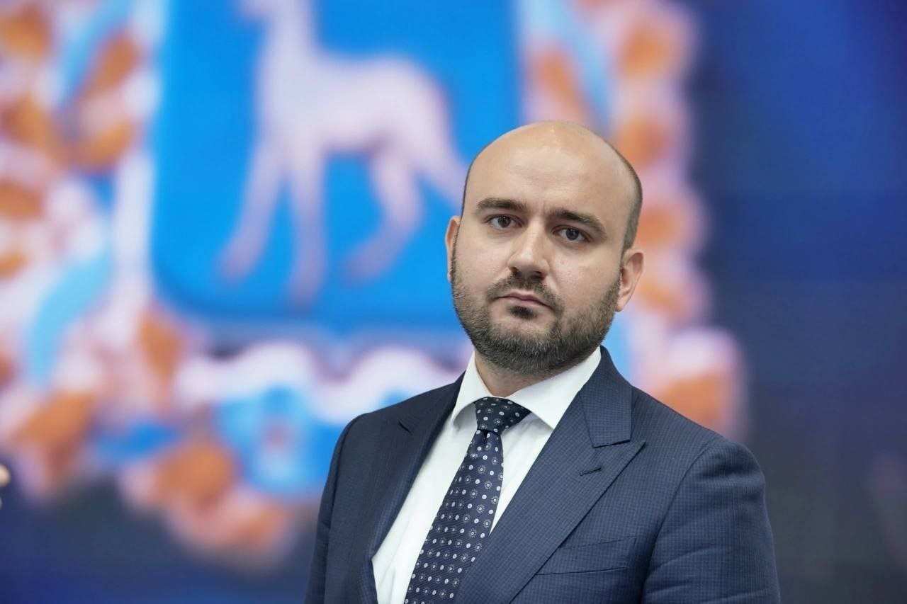 Вячеслав Федорищев поздравил жителей Самарской области с Днем России Глава региона подчеркнул, что этот праздник символизирует неразрывность многовековой истории Российского государства и единство нашего многонационального народа: — Сегодня Россия вновь проходит сложный исторический период. И от того, насколько мы будем сплоченными, насколько глубоко каждый из нас осознает необходимость самоотверженно служить Отечеству, честно и с полной самоотдачей трудиться на своем рабочем месте, зависит успех во всех сферах жизни и, прежде всего, в специальной военной операции. Губернатор обратился с благодарностью к жителям региона: — Благодарю каждого жителя области за труд во благо земли Самарской, за деятельную любовь к своей малой родине, за то, что, следуя традициям своих предшественников, вы смело, продуманно и ответственно решаете масштабные задачи — во имя величия и процветания нашего могучего Отечества.