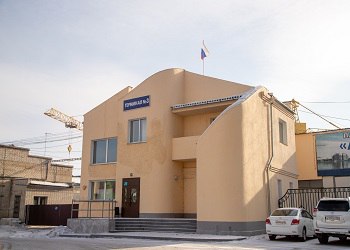 В Благовещенске сотрудники таможни обнаружили деньги под одеждой туриста На пункте пропуска на российско китайской границе у иностранца нашли один миллион рублей Наличные мужчина пытался скрыть от таможенного контроля при въезде в Россию сообщает пресс служба Хабаровской таможни При прохождении контроля турист сообщил инспектору об отсутствии у него товаров и валюты подлежащих декларированию Однако при визуальном осмотре пассажира внимание специалистов привлекли неестественно объемные участки одежды В результате личного досмотра под нательным бельем гражданина обнаружены примотанные к ногам свертки с наличными денежными средствами 200 пятитысячных купюр на общую сумму миллион рублей Денежные средства изъяты и помещены в камеру хранения вещественных доказательств таможни до решения суда Напомним при единовременном ввозе или вывозе наличных на общую сумму превышающую в эквиваленте десять тысяч долларов США по актуальному курсу необходимо подавать декларацию на всю сумму