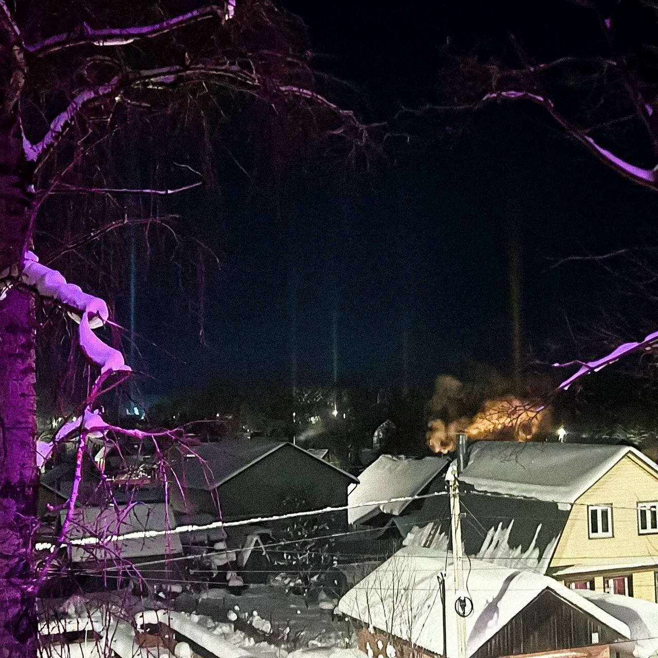 Небо Подмосковья озарили арктические огненные столбы ночью Из за сильных морозов в столичном регионе появились световые столбы Они возникают при температурах ниже 15 C когда ледяные кристаллы в воздухе отражают свет от фонарей машин и Луны Прогнозы подтвердили идеальные условия сильные морозы до 28 C ночью на 25 января слабый ветер и высокая влажность как в Арктике   природа фотограф НМШ