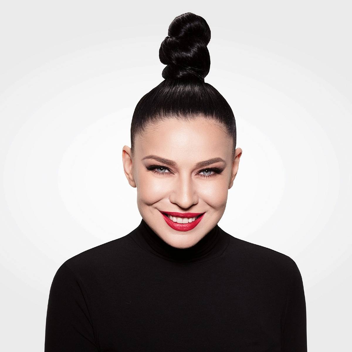 Певица Ёлка отказалась от украинского гражданства и получила российский паспорт сообщает Mash