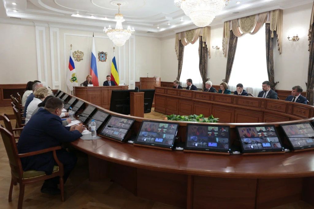В стенах донского правительства в режиме ВКС состоялось всероссийское совещание по развитию мелиоративного комплекса под председательством Министра сельского хозяйства Российской Федерации Оксаны Лут В совещании приняли участие Губернатор Ростовской области Юрий Слюсарь депутат Государственной Думы Николай Гончаров руководители федерального минсельхоза представители органов управления АПК субъектов Российской Федерации а также региональных мелиоводхозов От донского парламента в мероприятии приняли участие заместитель Председателя Законодательного Собрания Ростовской области председатель комитета по аграрной политике Вячеслав Василенко депутаты Сергей Суховенко и Анна Касьяненко В ходе совещания были подведены итоги работы мелиоративного комплекса за 2024 год и намечены планы развития до 2030 года Также участники совещания обсудили вопросы рационального использования и охраны водных ресурсов потребляемых в том числе для целей мелиорации селекции сельскохозяйственных культур с повышенной отзывчивостью на орошение и устойчивостью к воздушной засухе применения информационных технологий в сфере мелиорации а также перспективы развития отечественного производства мелиоративной техники и оборудования Комментируя итоги совещания Вячеслав ВАСИЛЕНКО подчеркнул важность обсуждаемой проблематики Текущий год стал очередным напоминанием того что без полива без работающей системы мелиорации в текущих погодных условиях аграриям просто не обойтись Для того чтобы получать стабильные урожаи нужно развивать целый комплекс направлений в мелиорации проводить ремонт всей государственной оросительной сети создавать новые участки которые будут поливаться Важно чтобы и там где идут каналы с водой земля рядом тоже получала полив Нужно также решать вопросы наполняемости водой Цимлянского водохранилища реки Дон проводить расчистку малых рек Сейчас у нас есть 240 тысяч гектаров земли которые могли бы орошаться но из них поливается только около 53 тысяч гектар Вот над этим и нужно работать чтобы урожаи были стабильными а страна была обеспечена продовольствием сказал вице спикер донского парламента