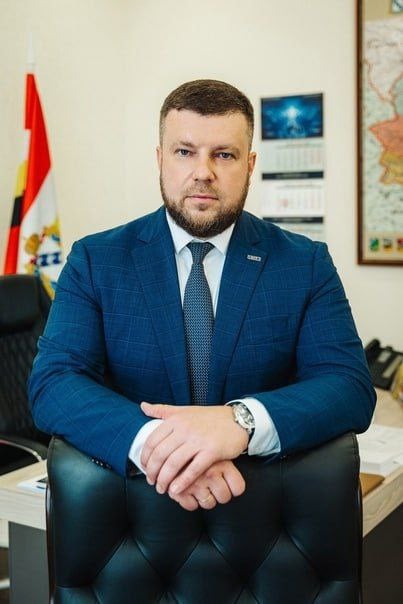 Евгения Лобова утвердили секретарем курского отделения "Единой России" Кандидатуру врио зампреда правительства региона, которую предложил Александр Хинштейн, поддержал Дмитрий Медведев. Должность секретаря регионального отделения вакантна С момента отставки с поста губернатора Алексея Смирнова. Евгений Лобов в 2017 году был избран на прямых выборах главой города Фатеж. Работал в департаменте внутренней политики Курской области, участвовал во многих выборных кампаниях.