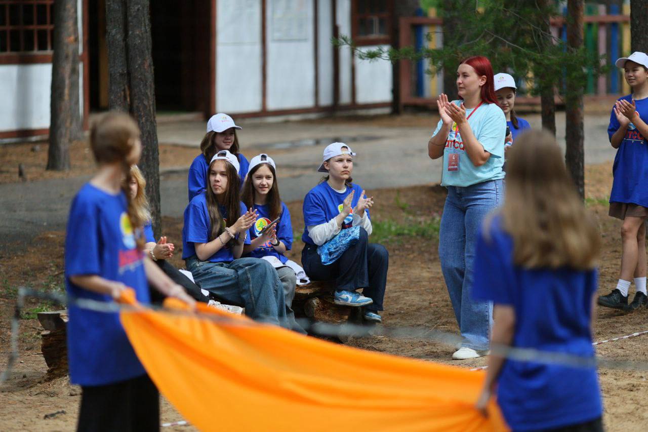 В этом году проиндексировали размер сертификатов на отдых и оздоровление детей Это позволит родителям компенсировать большую часть стоимости путёвки В этом году в областном бюджете на организацию детского отдыха предусмотрено почти 160 млн рублей Сертификаты могут получить ребята от 6 5 до 17 лет включительно проживающие в Архангельской области Размер компенсации в стационарных лагерях региона для льготных категорий составит 1553 рубля в день 1085 рублей для остальных в палаточных лагерях 1498 и 1049 рублей В лагерях в районах Крайнего Севера введен повышенный размер сертификата 1638 и 1617 рублей для льготников 1178 и 1122 рубля для остальных При отправке ребенка в лагерь за пределы региона компенсация по сертификату составит от 793 до 1320 рублей в день в зависимости от категории семьи Кроме того для семей находящихся в трудной жизненной ситуации и детей участников СВО предоставляются сертификаты на оплату проезда к месту отдыха и обратно а также на сопровождение в составе организованной группы Такая поддержка снижает нагрузку на семьи и даёт возможность большему числу детей провести каникулы в лагере в безопасных условиях и с пользой для здоровья Подробная информация о сертификатах и порядке их получения размещена на сайте Соцзащита29 рф в разделе Организация оздоровления детей Мой канал в MAX