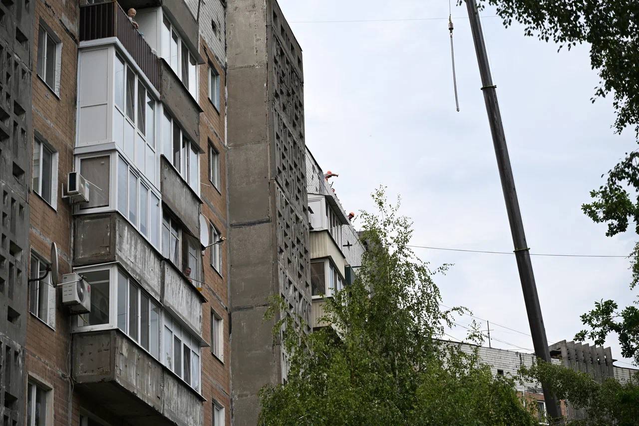 Глава ДНР поручил разобраться с проблемой протекания крыш в многоквартирных домах Ситуация может обостриться осенью из за осадков а этого нельзя допустить подчеркнул Денис Пушилин Он поручил главам муниципалитетов совместно с Минстроем ДНР и Единым фондом управления МКД собрать проблемные адреса и отремонтировать крыши до 15 сентября Фото Минстрой России vsednrru