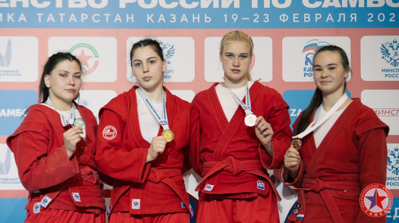 Спортсменка из Крыма завоевала бронзу на Первенстве России по самбо Александра Волокитина получила бронзовую медаль на соревнованиях среди юниоров и юниорок 18 20 лет которые проходили в Казани По результатам соревнований будет сформирован состав молодёжной сборной России рассказал председатель Госсовета Крыма Владимир Константинов Он поздравил спортсменку и пожелал ей дальнейших успехов Фото Всероссийская федерация самбо MAXимум новостей Крым 24 Радио Крым