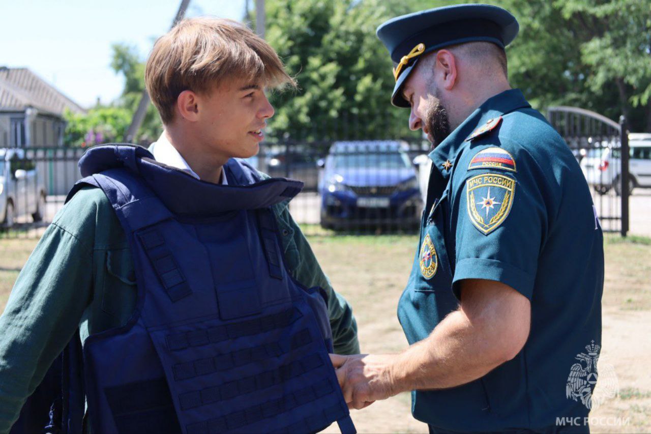 Сотрудники МЧС Херсонской области стали участниками Всероссийской ярмарки трудоустройства Представители МЧС России рассказали всем желающим про особенности прохождения службы, о свободных вакансиях и напомнили про возможности обучения в высших учебных заведениях чрезвычайного ведомства. "Мы ищем людей, готовых к самоотверженному труду, способных быстро принимать решения в экстремальных ситуациях и готовых прийти на помощь в любую минуту", — отметил начальник отдела кадровой, воспитательной работы и профессионального обучения ГУ МЧС России по региону Сергей Помогайбо. ПОДПИСАТЬСЯ НА ТАВРИЮ