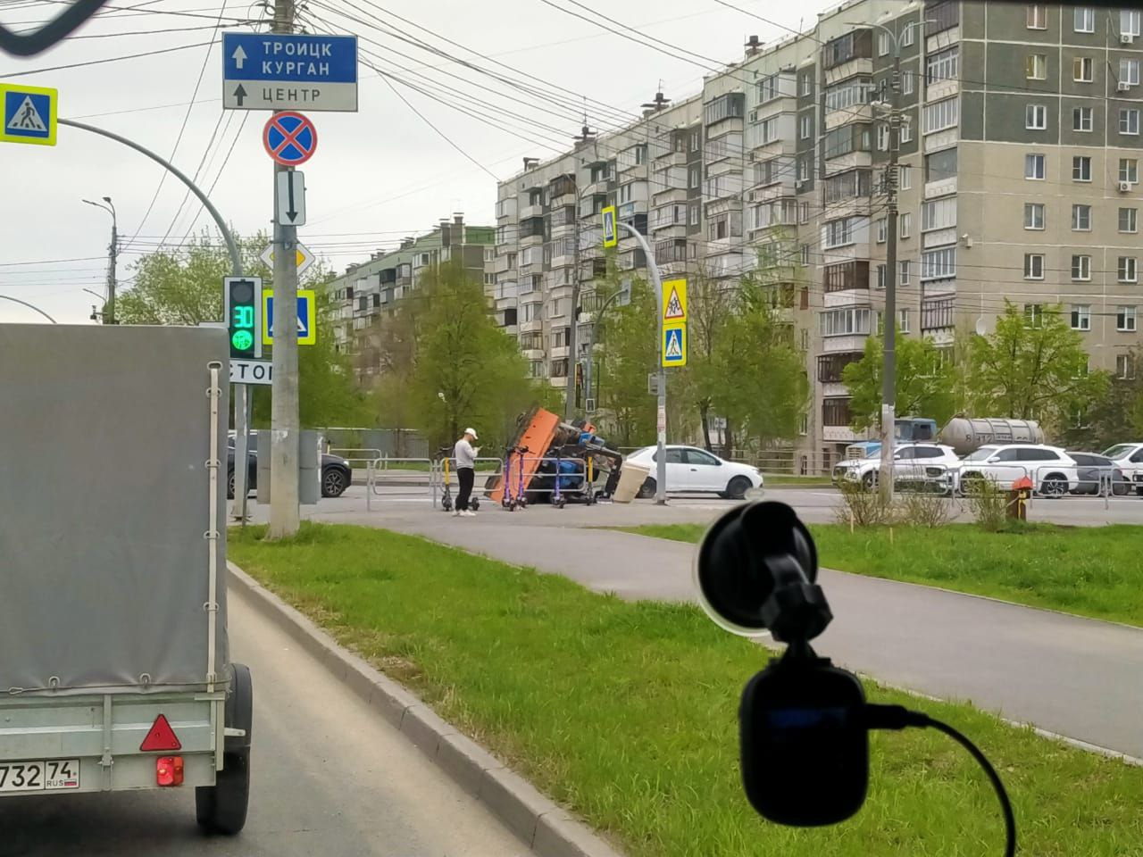На Северо-Западе Челябинска перевернулся трактор По словам очевидцев, только что на перекрестке ул. Салавата Юлаева и пр. Победы столкнулись трактор и легковушка. От удара тяжелая техника опрокинулась на бок. Мы запросили информацию в ГАИ. Нам рассказали, что в ДТП никто не пострадал, на место выезжали аварийные комиссары. За фото спасибо нашему подписчику.