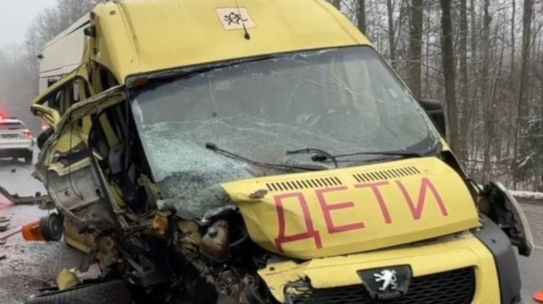 В Брянской области в жутком ДТП со школьным автобусом пострадали более 20 человек guberniya tv proisshestviya 323673 Дорожно транспортное происшествие со школьным автобусом произошло около 8 часов 50 минут на 367 километре автомобильной дороги М 3 в Брянском районе В больницы доставлено более 20 человек в том числе десять детей ƃℾ подписаться прислать новость