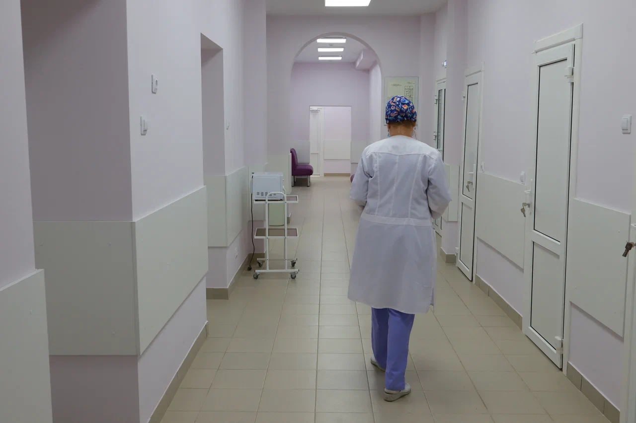 В Удмуртии повысят зарплаты врачей С 1 октября в Удмуртии проиндексируют зарплаты руководителей медицинских учреждений соответствующее распоряжение опубликовало Правительство региона Оклады повысят  главврачам больницы с количеством коек от 1 2 тыс до 71 9 тыс рублей в месяц  руководителям амбулаторий поликлиник и диспансеров без коечного фонда круглосуточного пребывания от 35 5 до 41 2 тыс рублей в месяц  главврачам районных больниц от 36 9 до 54 тыс рублей в месяц  главврачам станций скорой помощи от 34 1 до 54 тыс рублей в месяц  главврачам станций переливаний крови от 30 5 до 36 2 тыс рублей в месяц  главврачам бюро судебно медицинской экспертизы составит от 38 4 до 44 1 тыс рублей в месяц  директорам медицинского информационно аналитического центра от 51 2 до 56 9 тыс рублей в месяц  главврачам санаториев от 31 3 до 37 тыс рублей в месяц Итоговый оклад будет определяться категорией оплаты которая зависит от количества коек в медицинском учреждении Также отмечается что для руководителей медучреждений кроме оклада предусмотрены другие стимулирующие выплаты Фото Амир Закиров Подписывайся на Ижевский бизON Удмуртия