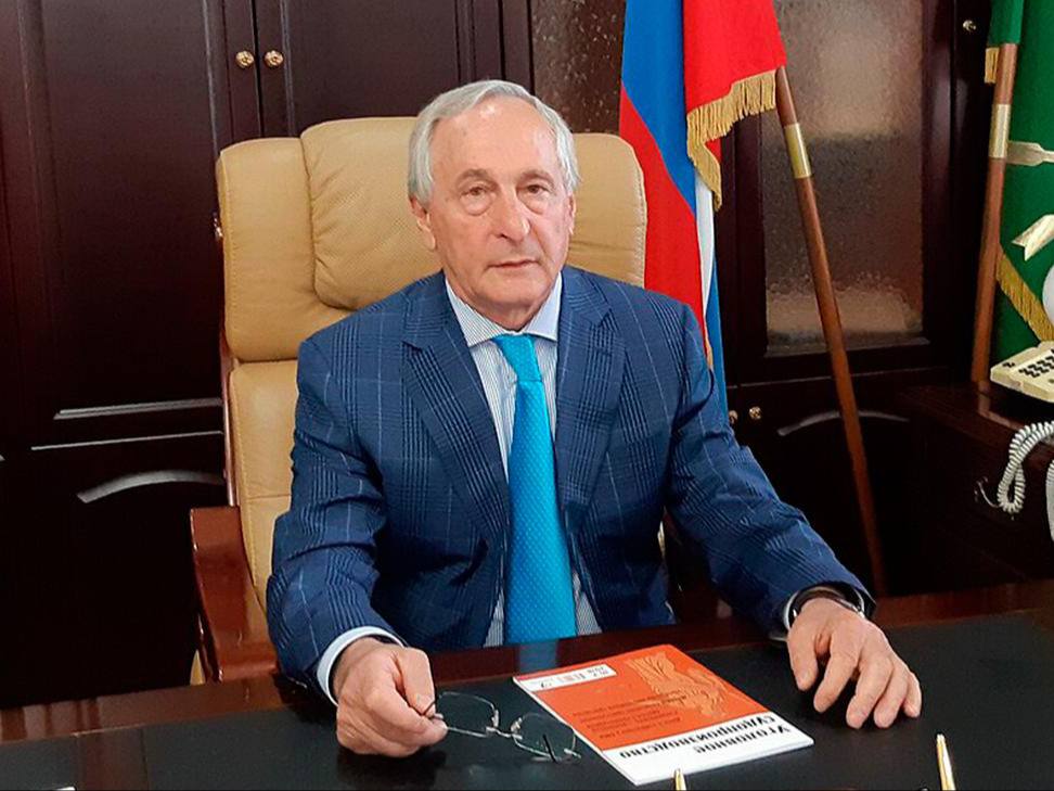 У экс главы Верховного суда Адыгеи Трахова изъяли имущество на 13 млрд Волгоградский облсуд постановил изъять у него 442 земельных участка 174 магазина и офиса 8 особняков и 9 квартир Трахов копил имущество 20 лет записывая его на родственников и номиналов для экономии на налогах Генпрокуратура выявила схему после его выхода на пенсию Конфискация вступила в силу немедленно приставы готовятся опечатывать 35 тысяч кв м недвижимости Кубанские Новости   Мы в MAX