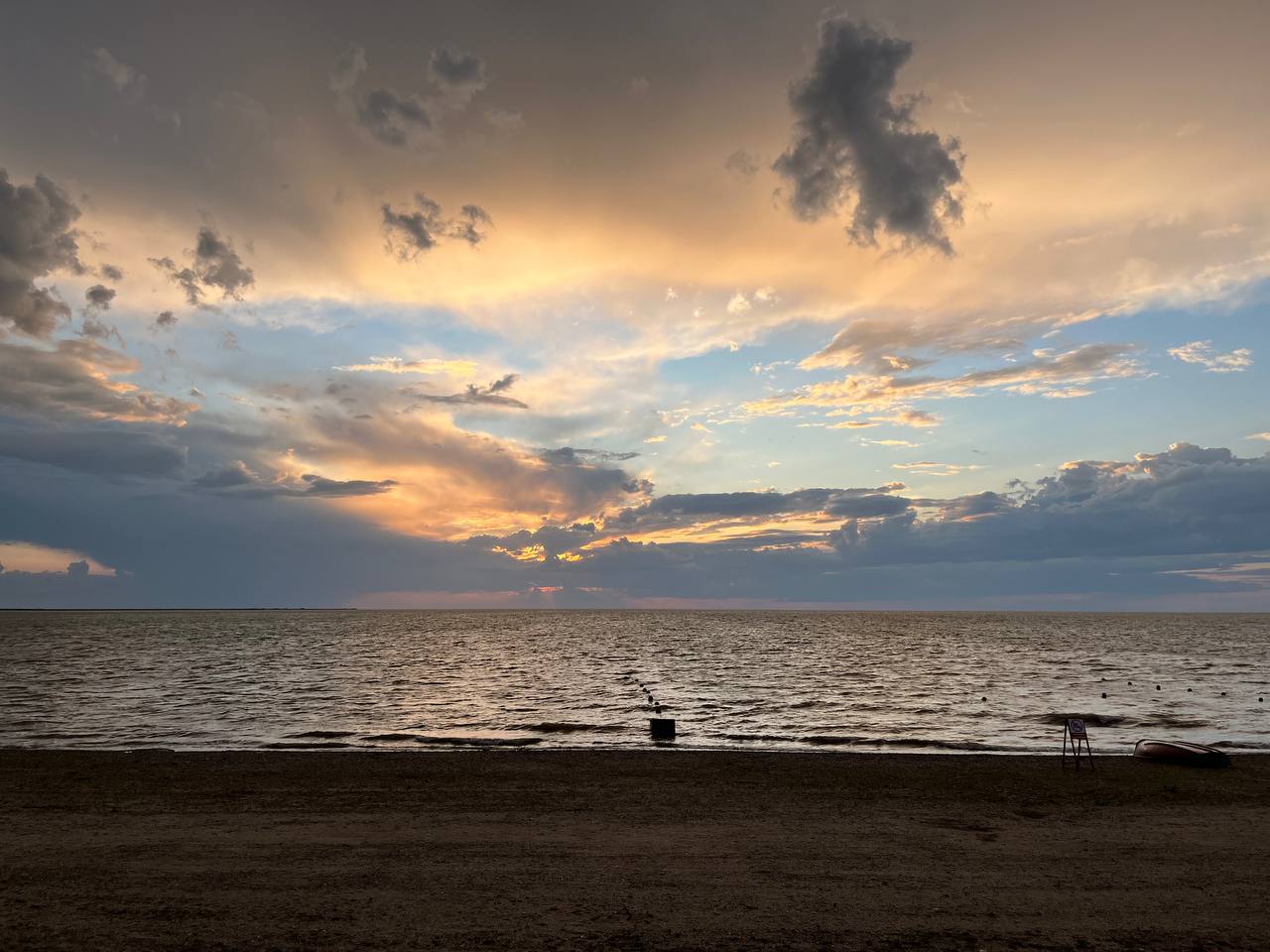 Власти рассматривают возобновление зарубежных круизов через Азовское море Для этого необходимо обустройство пассажирского причала Возможно восстановление круизов через Азовское море в иностранные государства Ранее существовал круиз по маршруту Мариуполь Батуми При условии восстановления или постройки пассажирского причала указанный маршрут может быть восстановлен сообщают РИА Новости со ссылкой на документы правительства РФ В бассейне Азовского моря специализированный причал для приема пассажирских судов есть только в порту Таганрога Порты Ейска и Мариуполя раньше принимали пассажирские суда однако в настоящий момент такая возможность отсутствует Экономикавпечатлений