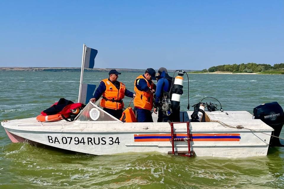 Под Волгоградом пропавшего с яхты мужчину ищут водолазы Яхтсмен пропал без вести Ранее Городские вести писали о том что в Волгоградской области с яхты загадочно исчез человек Инцидент произошел в Суровикинском районе 19 августа мужчина вышел на яхте в акваторию Цимлянского водохранилища 20 августа связь с ним была потеряна Спасатели нашли транспортное средство но яхтсмен пропал Его поиски идут уже третий день 22 августа к поискам пропавшего яхтсмена подключили водолазов Есть большая вероятность того что пропавший утонул Водолазы Нижнечирского поисково спасательного подразделения обследуют акваторию прилегающую к месту обнаружения плавсредства На данный момент тело мужчины не обнаружено сообщили в ГКУ Служба спасения