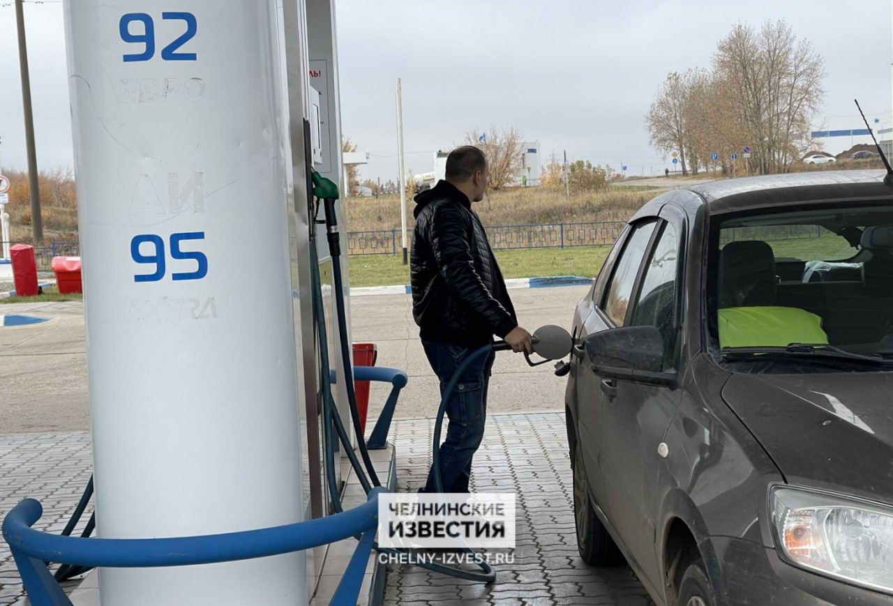 В Татарстане после предупреждения ФАС смогли сдержать цены только на 95-й бензин  Росстат по РТ провел еженедельный мониторинг цен на бензин и дизельное топливо. За период с 7 по 14 октября подорожало практически все.  Так, 92-й бензин поднялся до 51,89 рубля – рост на 17 копеек по сравнению с предыдущей отчетной неделей. 98-й бензин стал 77,42 рубля вместо 76,68. На 14 копеек подняли дизельное топливо – 62,28 рубля. Исключение составил АИ-95, подешевев всего лишь на одну копейку – до 56,36 рубля.  Отметим, что ранее увеличение стоимости 95-го бензина и дизтоплива произошло несмотря на предупреждение ФАС. Ранее ведомство усилило контроль за ценами на заправках, в том числе «Татнефти». Компании не должны допускать роста розничных цен выше уровня инфляции. Данная мера касается 92-й и 95-й марок, а также дизтоплива.