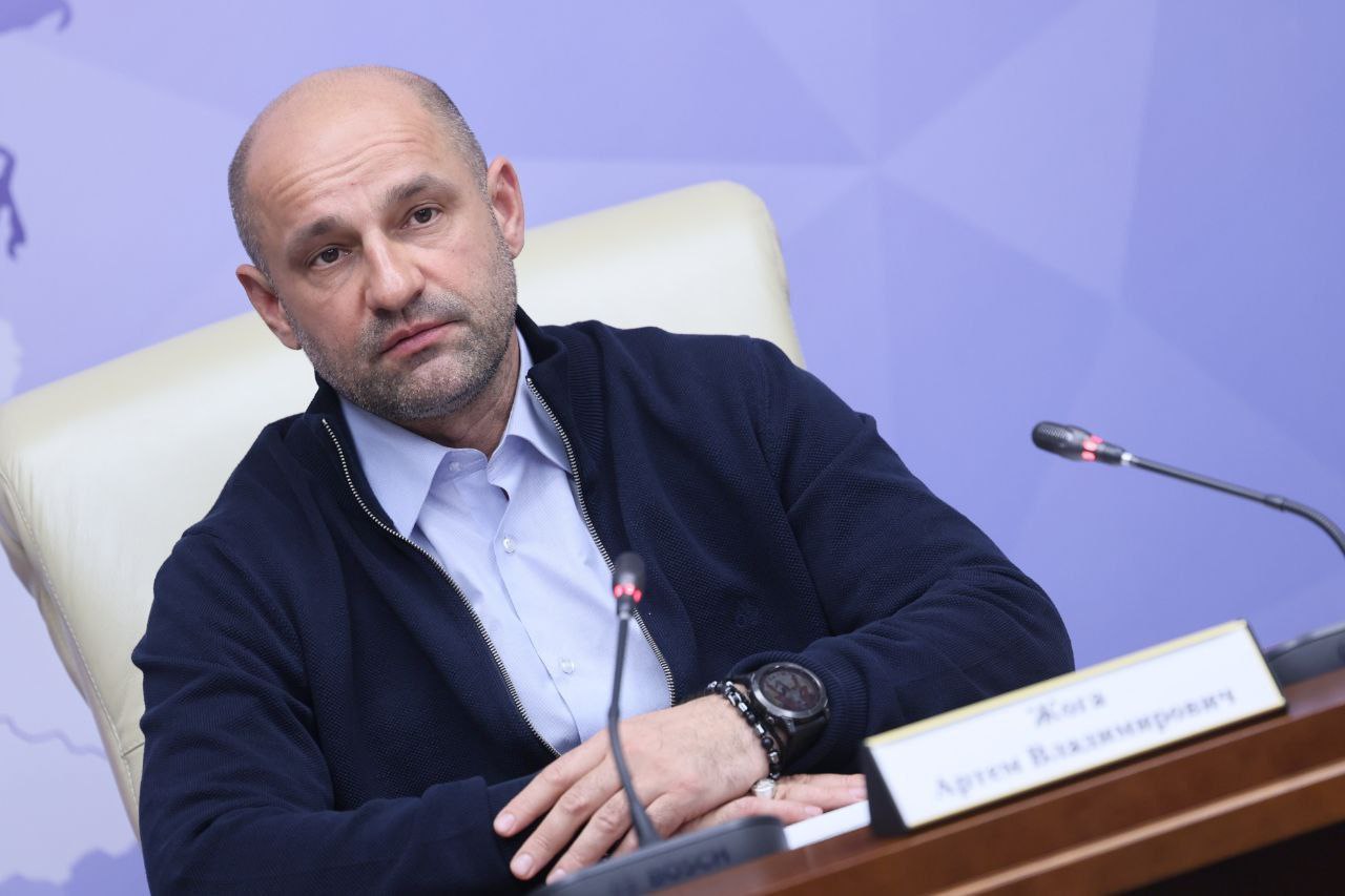 Создал Координационный совет по развитию физической культуры и спорта при полпреде в УрФО. Сегодня состоялось первое заседание. Это площадка, где мы будем объединять усилия власти, общественных организаций, спортивных структур регионов Уральского федерального округа ради одной цели — здоровой и сильной России. Спорт — это не только про рекорды и медали. Это про дух, характер, единство. Особенно это важно сейчас, когда мы должны создавать условия для адаптации и реабилитации ветеранов СВО. Весной в Югре прошёл Кубок защитников Отечества по зимним видам спорта. Он вызвал сильный отклик как у бойцов, так и у зрителей. В связи с этим уже в августе в Тюмени проведем Кубок полпреда по летним дисциплинам для ветеранов боевых действий. Убеждён: такие турниры должны стать традицией. Отдельное внимание необходимо уделить детскому спорту. Президент России чётко поставил задачу: спорт должен быть доступен для каждого ребёнка. Участие в соревнованиях и турнирах должно быть без взносов, а по таланту и стремлению. В здоровом теле - здоровый дух. Для воспитания подрастающего поколения необходимо усилить поддержку и подготовку детских тренеров. Развитие физкультуры и спорта — это вклад в здоровье людей. Нам нужны не отчёты ради галочки, а реальные перемены.