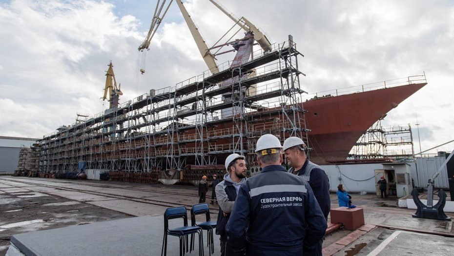 ОСК покупает КМЗ для производства отечественных двигателей большой мощности Объединённая судостроительная корпорация стала единоличным владельцем Кингисеппского машиностроительного завода, полностью сохранив при этом прежнее руководство предприятия. КМЗ получит доступ к ресурсам корпорации, но продолжит развивать прежнюю инженерную линию. В качестве первоочередной задачи на заводе обозначили разработку мотора мощностью 10 МВт. Ранее Россия импортировала большинство таких двигателей, однако сейчас поставки заблокированы, а аналогов нет. По информации предприятия, речь идёт не только о финальной сборке, но и о создании независимой технологической цепочки. "Для успешного развития ОСК необходима уверенность в поставке двигателей, потому что их нехватка — это ключевое препятствие на пути выполнения производственной программы. Поэтому, конечно, это шаг в сторону повышения устойчивости. Просто самому КМЗ локализацию не произвести — не тот масштаб. Для этого нужно иметь возможность привлечь внушительное финансирование — нужны масштабы ОСК", – подытожила профессор СПбГЭУ Елена Ткаченко. Сергей Ермохин/"ДП"
