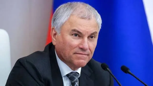 Госдума и правительство должны выстроить системное взаимодействие при подготовке подзаконных актов чтобы заранее выявлять возможные проблемы и повышать эффективность законодательства Об этом заявил председатель палаты парламента Вячеслав Володин Нам надо выстроить работу так чтобы и подзаконные акты были предметом изучения и диалога депутатов с правительством Чтобы там где мы видим это чревато проблемами лучше не совершать ошибок и заранее уже проговорить эти вопросы сказал Володин в ходе пленарного заседания По его словам важным элементом такой работы должна стать обратная связь позволяющая учитывать обращения граждан и проблематику выявляемую в регионах Это как подчеркнул председатель Госдумы должно способствовать принятию более взвешенных решений и последующим изменениям в законодательстве