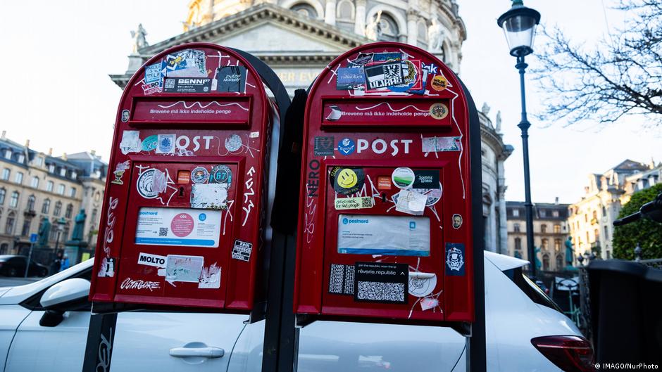 В Дании 30 декабря были доставлены последние бумажные письма по адресам Все фирменные красные ящики по стране будут демонтированы Датская государственная почтовая служба NordPost с последнего дня уходящего 2025 года прекращает доставку писем Она намерена сосредоточиться прежде всего на отправке посылок чтобы обогнать всех конкурентов внутри страны Дания стала первой страной Европы где приняли такое решение Почтовые марки не продаются уже с 18 декабря Всего из за этого будет сокращено порядка 1500 рабочих мест сообщали власти До конца дня 31 декабря будут убраны все красные почтовые ящики Большая часть поступит в музей истории датской почты Несколько экземпляров будут проданы а вырученные средства пойдут на благотворительность В предрождественский период семьи в Дании использовали последнюю возможность написать открытки от руки бабушкам и дедушкам или Санта Клаусу Однако при необходимости бумажное письмо или открытку можно будет отправить адресату в стране но уже при помощи других компаний Министерство транспорта Дании уже поручило частной компании Dao с января распределять письма из за границы dwglavnoe