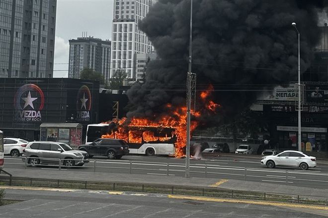 В Самаре на ходу загорелся автобус   Очевидцы поделились с редакцией Волга Ньюс кадрами пожара в Самаре. Загорелся пассажирский автобус на остановке "Звезда" на ул. Ново-Садовой.   На кадрах видно, что с пламенем пытаются бороться с помощью огнетушителя. Судя по дальнейшим кадрам, это не слишком хорошо удалось, и огонь объял весь автобус, а в небо поднимался черный дым. Для борьбы с огнем, по словам очевидцев, прибыли пожарные машины. То, что осталось от автобуса, потушили. "Он сгорел за три минуты", - говорит очевидец.   Фото: предоставлено очевидцем