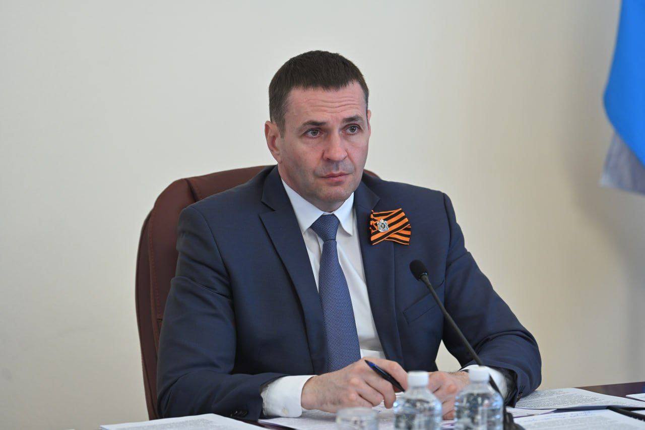 В Хабаровском крае начался сезон дорожных работ. По национальному проекту «Инфраструктура для жизни» в этом году запланирован ремонт 58 объектов дорожного хозяйства на общую сумму 5,8 млрд рублей. Это 40 участков автодорог протяженностью 143,3 км и 18 искусственных сооружений. Отлично знаю, и убедился в этом вновь, открывая мотосезон, что качество дорог — одна из тем, которые больше всего волнуют жителей нашего региона. Хабаровчане, комсомольчане, жители Советско-Гаванского района и других территорий выражают очень большое недовольство состоянием дорог после зимы. До 20% всех обращений касаются качества дорожного полотна. Работу в этом направлении надо не просто усиливать, а подходить к вопросу с чётким целеполаганием. Поэтому на заседании президиума правительства края я поставил задачу в течение лета провести полную паспортизацию всех дорог. Это ответственность регионального министерства транспорта и дорожного хозяйства и глав муниципалитетов. Нам нужно составить объективную картину состояния всей улично-дорожной сети региона и выделять средства в первую очередь на самые проблемные участки. Кроме того, в этом году будет подготовлен план транспортного обеспечения Хабаровского края с выделением двух агломераций — Хабаровска и Комсомольска-на-Амуре. Такая необходимость давно назрела в связи с увеличивающимися объёмами жилой застройки. Необходимы новые дорожные развязки, необходимо разгружать городские магистрали. Займётся этим рабочая группа, куда войдут представители краевых минстроя, минтранса, главы муниципальных образований и застройщики.