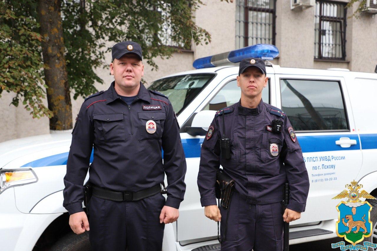 В Пскове полицейские помогли женщине доставить ребенка в больницу  Во время несения службы к экипажу ППС в составе старшего лейтенанта полиции Руслана Никанорова и старшего лейтенанта полиции Константина Балакина в потоке машин около площади Победы подъехал автомобиль, за рулем которого находилась женщина. Водитель попросила полицейских помочь доставить ребенка в больницу, так как ему требовалась экстренная помощь.  Припарковав свой автомобиль, мама с ребенком пересели в патрульную машину. Сотрудники, с помощью специальных звуковых и световых сигналов, доставили мальчика в детскую областную клиническую больницу. Когда полицейские подъехали к медучреждению, ребенка уже ожидали врачи, сообщили в пресс-службе УМВД России по Псковской области.  Благодаря оперативным и грамотным действиям полицейских мальчику своевременно была оказана медицинская помощь.  Молодцы, мужики!