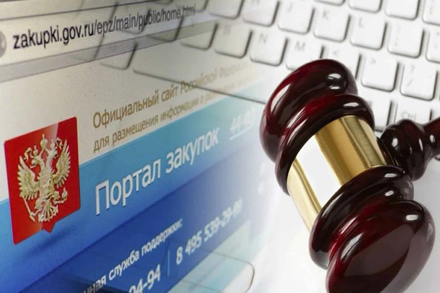 Уточнены основания для отстранения от участия в закупках по 44-ФЗ Принят в окончательном чтении Законопроект № 504954-8 «О внесении изменений в статьи 31 и 43 Федерального закона "О контрактной системе в сфере закупок товаров, работ, услуг для обеспечения государственных и муниципальных нужд" в части отказа от заключения контракта в случае несоответствия участника закупки требованиям ». В чем суть Устанавливаются основания для отстранения участников закупки, если они не соответствуют предъявляемым требованиям. 1 Комиссия обязана отстранить участника, если обнаружит, что: участник закупки не соответствует требованиям, указанным в ст. 31 Закона № 44-ФЗ; предоставил недостоверную информацию о своем соответствии требованиям. 2 Заказчик также обязан отказаться от заключения контракта в таких случаях. 3 В ст. 43 Закона № 44-ФЗ внесена новая часть 12 о том, что участник закупки несет ответственность за: недостоверную информацию; недостоверные документы, включенные в заявку на участие в закупке; за действия, которые он совершил на основании ложной информации или документов. Изменения начнут действовать с 1 января 2026 года.