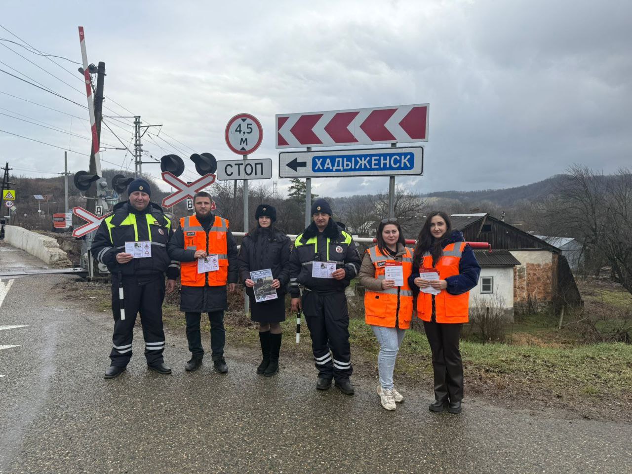 В целях укрепления дорожно-транспортной дисциплины и предупреждения ДТП на железнодорожных переездах, сотрудники Госавтоинспекции Апшеронского района  совместно с представителями ОАО "РЖД", провели профилактическую акцию ,, Внимание, железнодорожный переезд!".   В ходе которой напомнили водителям о необходимости соблюдения правил проезда железнодорожного переезда и административной ответственности за это правонарушение. Также и пешеходам напомнили, что железнодорожный переезд-место повышенной опасности, и несоблюдение правил дорожного движения влечет за собой тяжкие последствия.  Всем участникам акции  вручили тематические памятки и букеты.  Полиция Апшеронска