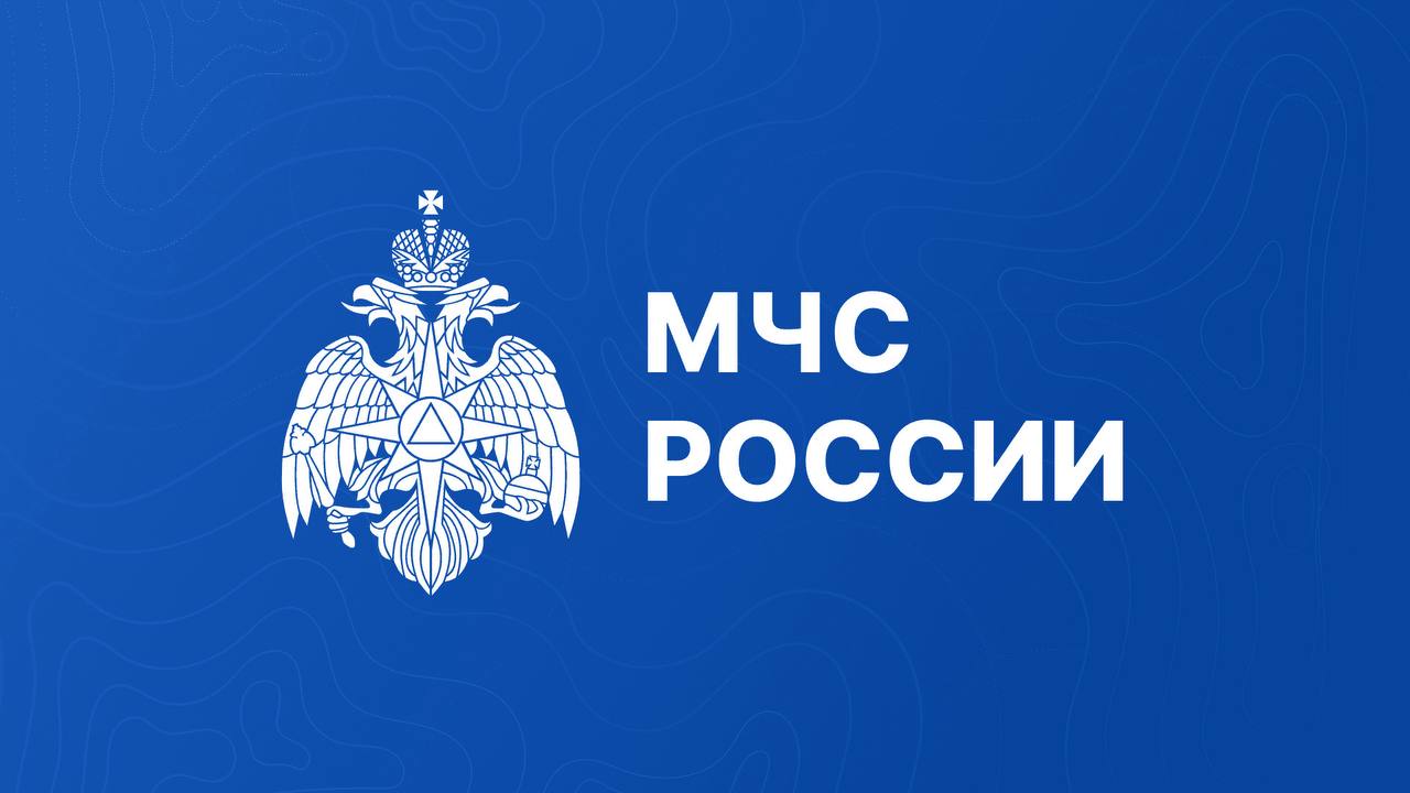 Федеральный закон О безопасности людей на водных объектах начал действовать с 1 сентября Это базовый закон в области обеспечения безопасности людей на водных объектах и прилегающих к ним территориях Во внимание не берутся болота ледники снежники и природные выходы подземных вод все они вне рамок этого документа Закон разграничивает полномочия властей разного уровня в области обеспечения безопасности людей на водных объектах На уровне федеральных органов исполнительной власти вопросы обеспечения безопасности на водных объектах компетенция МЧС России За Государственной инспекцией по маломерным судам закреплены два вида федерального государственного надзора за маломерными судами и безопасностью людей на водных объектах ГИМС также продолжит вести реестр маломерных судов государственную регистрацию и освидетельствование маломерных судов аттестацию на право управления ими разъяснил глава МЧС России Александр Куренков Закон исключает деление маломерных судов по целям использования на коммерческие и некоммерческие Все они станут объектом надзора со стороны ГИМС МЧС России Регистрировать и освидетельствовать их тоже будет инспекция Для владельцев коммерческих судов действует 5 летний переходный период за это время они должны перерегистрировать свои маломерные суда в реестре ГИМС МЧС России Сейчас они в Государственном судовом реестре Аналогичная ситуация с удостоверениями на право управления маломерками Владельцы дипломов капитанов после окончания срока их действия должны будут сдать экзамены в ГИМС и получить удостоверение на право управления маломерными судами Срок его действия 10 лет В законе определены основные обязательные требования в области обеспечения безопасности людей на водных объектах полномочия должностных лиц при осуществлении контрольно надзорных мероприятий Отдельно отметим что запрет приводить с собой на пляжи животных за исключением собак поводырей действует с 2020 года и не является нововведением Детальные обязательные требования в отношении поднадзорных объектов ГИМС МЧС России базы сооружения для стоянок маломерных судов пляжей переправ и наплавных мостов будут содержаться в нормативных правовых актах МЧС России Один из них также вступает в силу с 1 сентября Это ведомственный приказ о порядке восстановления права управления маломерными судами стоящими на учете в ГИМС МЧС России По новым правилам права восстановят в ГИМС МЧС России за 7 рабочих дней после подачи заявления на Едином портале госуслуг или при личном обращении в любое подразделение инспекции МЧС России При этом обязательно потребуются предоставить медзаключение и сдать теоретический экзамен Восстановить права нельзя если судоводитель лишен права управления маломерным судно или имеет просроченное медзаключение Еще одним ограничением является наличие у судоводителя медицинских противопоказаний к управлению маломеркой по итогам освидетельствования Новые нормативные правовые акты регулируют отношения в области безопасности на водных объектах и прилегающих к ним территориях и в основном систематизируют действовавшие требования МЧСРоссии МЧСКалужскаяобласть Подписывайся на МЧС России в Telegram MAX