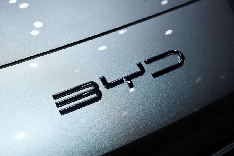 Акции китайских EV-производителей рухнули из-за BYD Что творит BYD! Сначала снизили цены на свои электромобили до 35%, чтобы подстегнуть ослабевающий спрос. Спрос подстегнули — пошел рост продаж. Но в то же время снижение цен привело к резкому падению акций китайских производителей электромобилей. В том числе самой BYD. Эксперты считают, что в ценовую войну ввяжутся все и скоро цены на «электрички» резко пойдут вниз. #BYD #электромобили #EV #акции #цены #ценоваявойна #китай #рынок #финансы