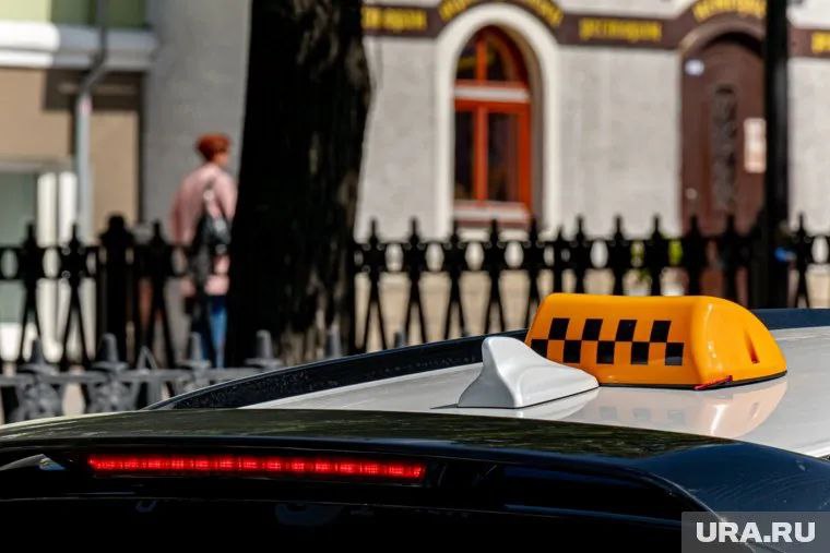 Поездка на такси по городу обошлась доверчивому пермяку в 55 тысяч рублей Таксист подвозил студента ПГНИУ, возвращавшегося из бара, и попросил оплатить поездку в сумме 200 рублей. Однако она обошлась ему намного дороже. «Для осуществления перевода молодой человек воспользовался мобильным приложением банка и передал телефон водителю, чтобы тот самостоятельно перечислил необходимую сумму на свою карту. Заметив наличие значительных средств на счету пассажира, таксист осуществил перевод в размере 55 тысяч рублей на свой собственный банковский счет», — сообщает Дзержинский районный суд Перми в соцсети «ВКонтакте». В ходе судебного разбирательства обвиняемый полностью признал свою вину, выразил раскаяние, принес извинения потерпевшему. Он также возместил причиненный ущерб в полном объеме. Суд квалифицировал действия подсудимого по пункту «г» части 3 статьи 158 Уголовного кодекса Российской Федерации как кражу, то есть тайное хищение чужого имущества с причинением значительного ущерба гражданину, совершенное с банковского счета. По итогам рассмотрения дела подсудимый был признан виновным в совершении указанного преступления. В качестве наказания суд назначил ему штраф в размере 50 тысяч рублей. Приговор вступил в законную силу. Источник ЧП Пермь Прислать новость
