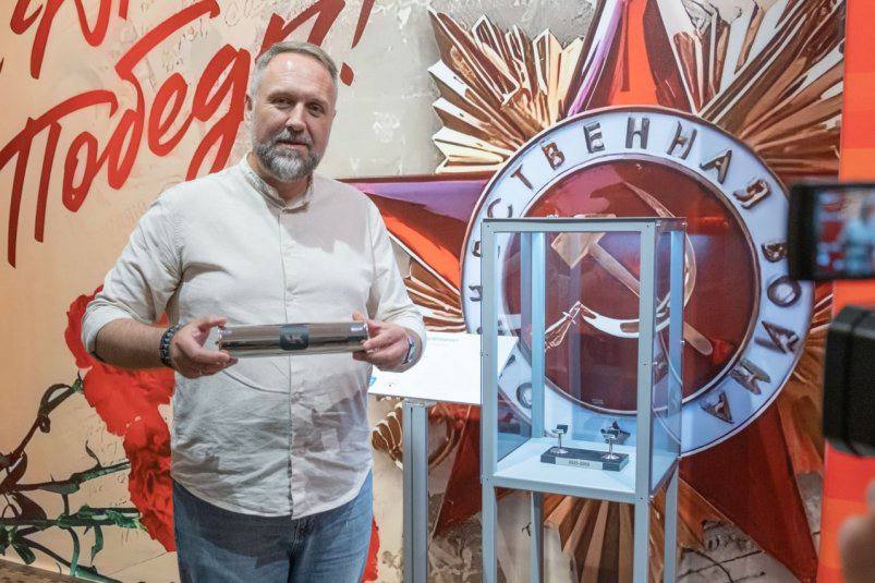 ⏳Капсулу времени захоронили в сквере краеведческого музея в Южно-Сахалинске В преддверии ежегодной Всероссийской акции "Ночь музеев" 0+ пользователям ВКонтакте 12+ предложили оставить комментарий под тематическим постом и рассказать, каким они видят современный музей и культуру в целом. Собранные послания были обработаны нейросетью и помещены в капсулу. Жители и гости Южно-Сахалинска могли увидеть капсулу на первом этаже музея в течение двух месяцев. 15 августа капсулу захоронили в сквере краеведческого музея, там же установили информационную табличку. Южносахалинцы смогут услышать послания через 25 лет — в 2050 году. Фото: минкульт Сахалинской области SakhalinMedia Прислать новость