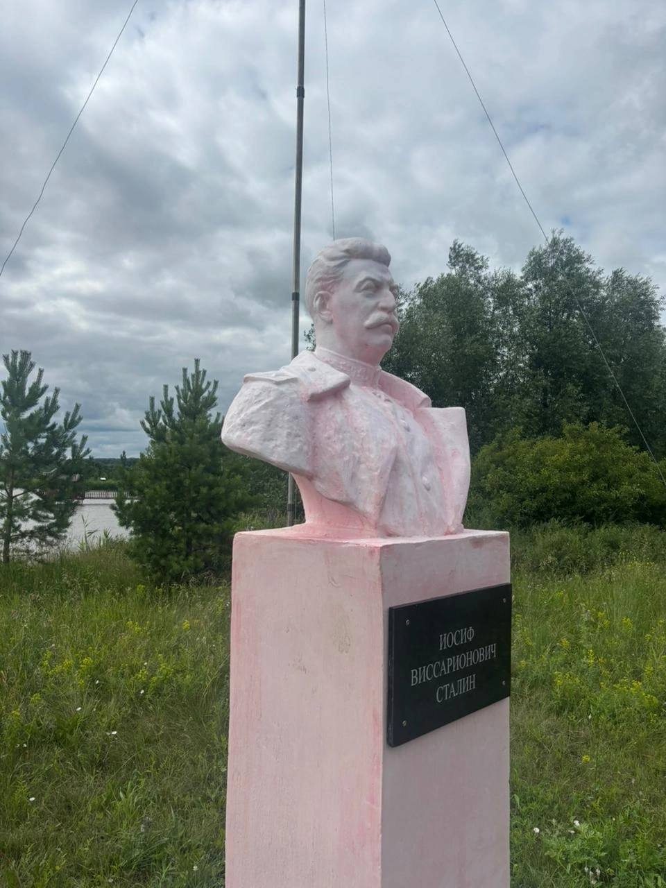 В Башкирии вандалы испортили памятник Иосифу Сталину Ночью в селе Амирово Буздякского района неизвестные облили краской памятник. Памятник находится на частной территории. Сейчас сотрудники правоохранительных органов ведут оперативно-розыскные мероприятия. На сегодняшний день памятнику полностью вернули первоначальный вид.