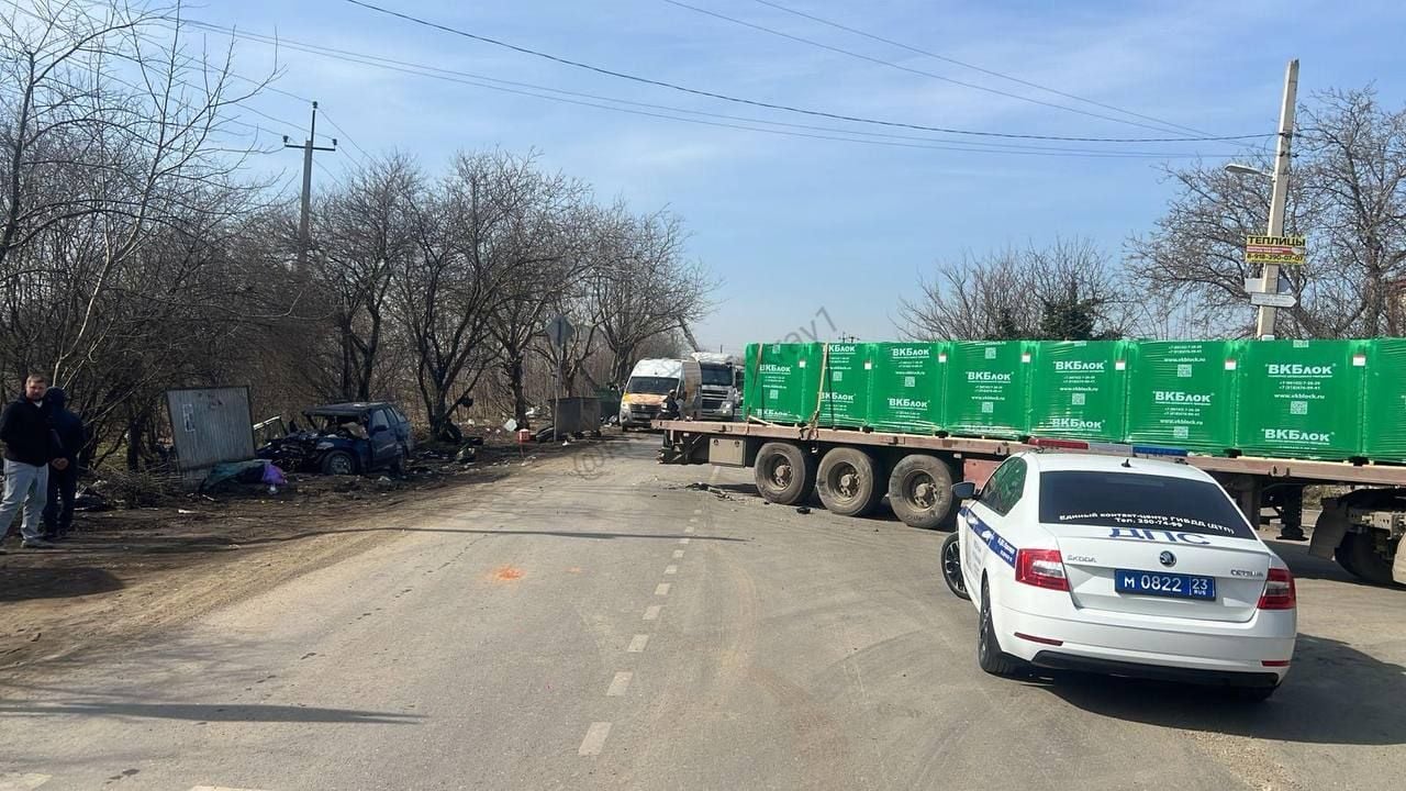 Жёсткое ДТП с большегрузом произошло в Краснодаре    70-летний водитель автомобиля марки «КАМАЗ», двигаясь со стороны поселка Индустриального в сторону поселка Победитель, при повороте налево на улицу Кубанская допустил столкновение с автомобилем марки «ВАЗ -2111» под управлением 21-летнего мужчины,  который двигался в прямом направлении со стороны трассы М-4 «Дон».    Водитель легкового автомобиля обратился за разовой медицинской помощью, а его пассажир  мужчина  был доставлен в медицинское учреждение для оказания необходимой помощи.    По данному факту проводится проверка.  Ваши видео высылайте нам в бот     Подпишись поделись      Прислать  видео новость