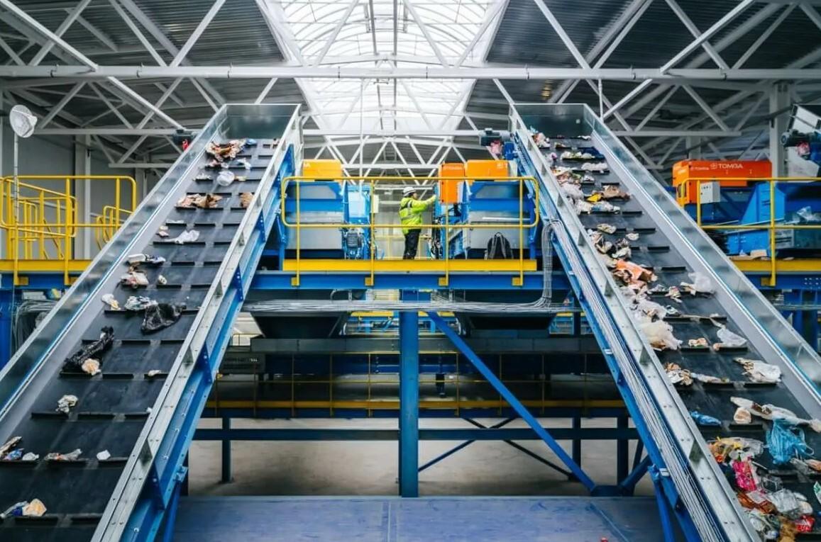 Российский экологический оператор направит 3 8 млрд рублей на экотехнопарк в Тамбовской области мощностью 260 000 тонн отходов в год Для строительства РЭО разместил облигации на 3 8 млрд рублей их выкупил Сбербанк Общая стоимость проекта оценивается в 4 млрд рублей На площадке планируют утилизировать органические отходы и перерабатывать пластик Также появится современный полигон с размещением до 255 000 тонн отходов в год