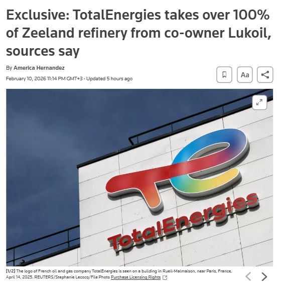 Французская энергетическая компания TotalEnergies выкупила 45 акций нефтеперерабатывающего завода Zeeland в Нидерландах принадлежавших Лукойлу сообщает Reuters Собеседники агентства не уточнили заплатила ли Total за акции или же компания участвовала в другой сделке например в обмене своими активами в России для получения полного контроля над НПЗ в Нидерландах Zeeland формально не подпадал под американские санкции так как Лукойл был миноритарным акционером Но опасения что поставщики нефти не захотят вести дела с предприятием подтолкнули TotalEnergies к выкупу оставшихся акций НПЗ   Telegram MAX Читать эксклюзив