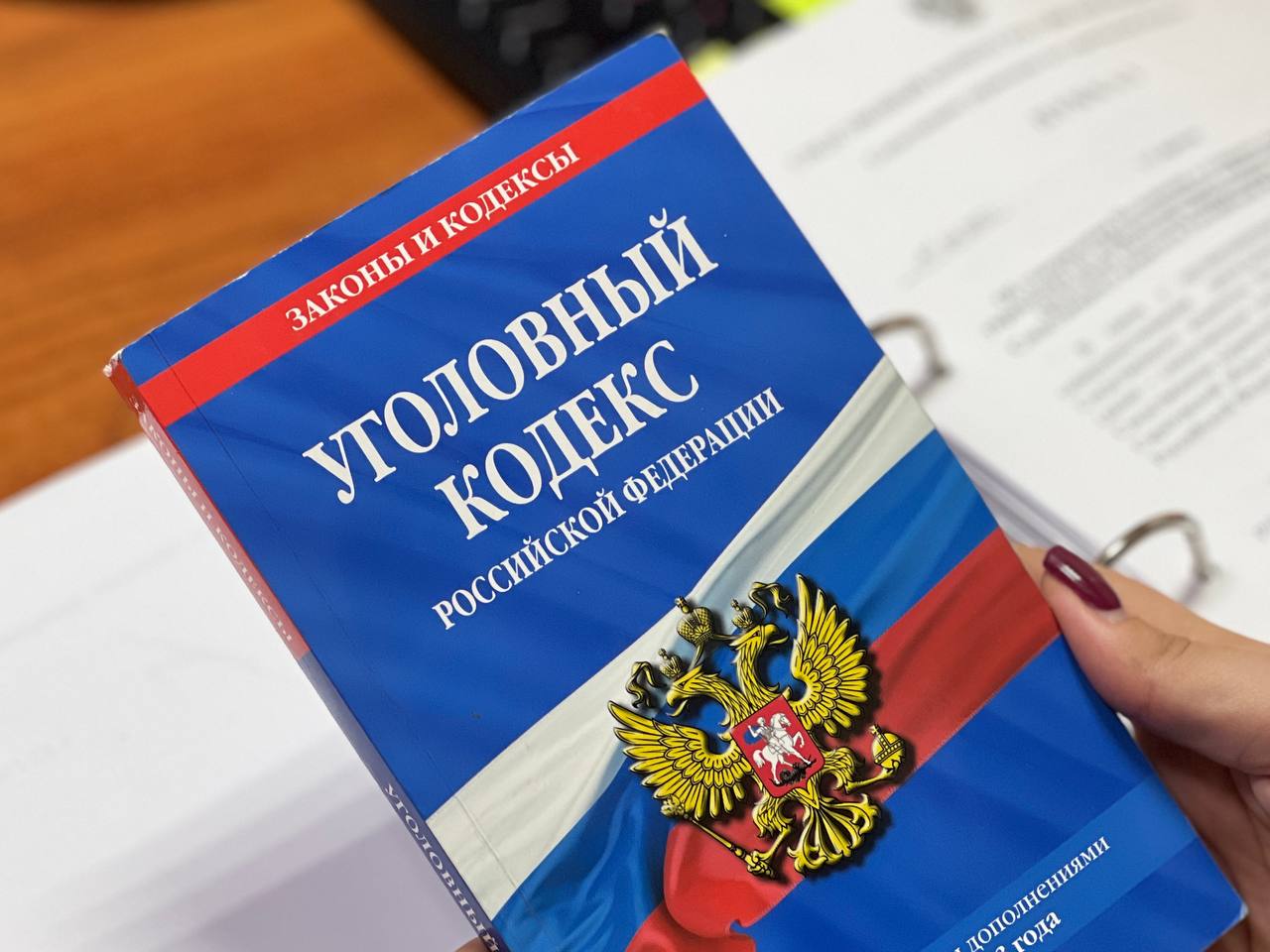 Следователями СК возбуждено уголовное дело в отношении бывшего сотрудника структурного подразделения ФНС России по региону подозреваемого в получении взятки Вторым отделом по расследованию особо важных дел следственного управления СК России по Саратовской области в отношении бывшего сотрудника структурного подразделения ФНС по региону возбуждено уголовное дело по признакам преступления предусмотренного ч 6 ст 290 УК РФ получение должностным лицом взятки в особо крупном размере По данным следствия в период с декабря 2021 по август 2025 года подозреваемый получил взятку в размере свыше 1 млн рублей переданную частями Денежные средства предназначались за совершение незаконных действий выразившихся в предоставлении сведений ограниченного характера содержащих персональные данные физических и юридических лиц полученных с использованием информационного ресурса Противоправные действия должностного лица выявлены УФСБ России по Саратовской области совместно с УФНС России по Саратовской области Следователями СК при оперативном сопровождении регионального УФСБ проводятся следственные действия и оперативные мероприятия направленные на установление всех обстоятельств произошедшего и закрепление доказательственной базы подписаться на канал подать обращение