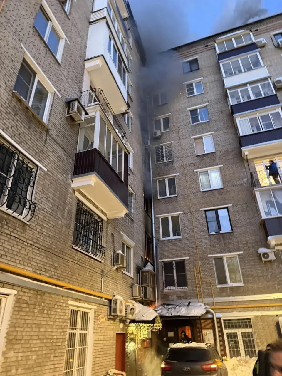 Из дома загоревшегося в центре Москвы спасли 13 человек сообщили РЕН ТВ в МЧС На место происшествия высланы несколько автобусов для обогрева людей сообщил источник РЕН ТВ Всем пострадавшим оказывается медицинская помощь UPD площадь пожара составляет 200 квадратных метров Огонь охватил квартиры с первого по восьмой этаж добавил наш собеседник UPD2 площадь возгорания возросла до 300 квадратных метров сообщил источник РЕН ТВ Он добавил что на данный момент эвакуированы 22 жильца РЕН ТВ в Telegram в MAX