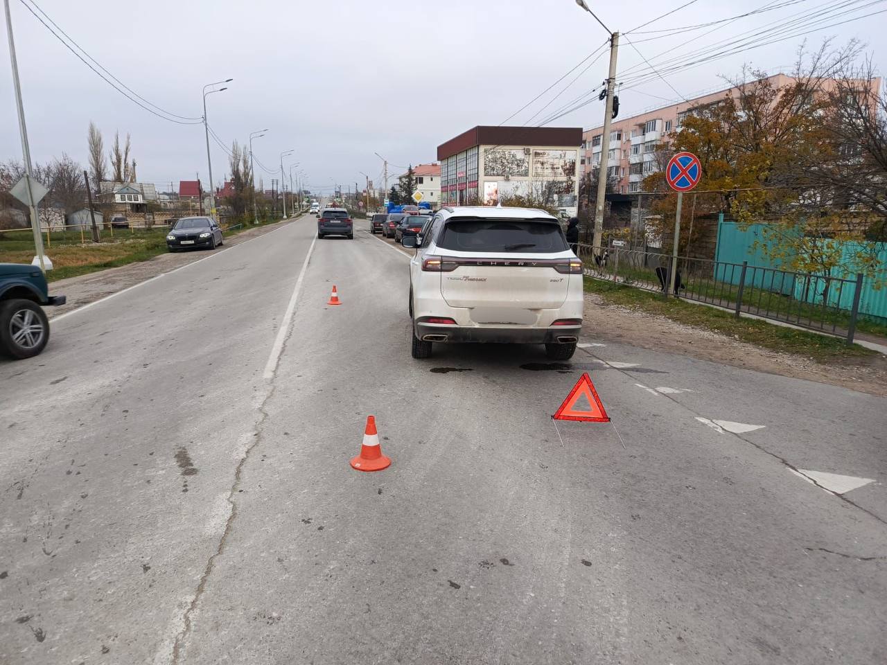 В Феодосии машина сбила 13-летнего ребёнка  В посёлке Приморский водитель Chery Tiggo наехал на несовершеннолетнего, который переходил дорогу вне пешеходного перехода, сообщили в Госавтоинспекции Крыма. В результате ДТП подросток получил травмы и был доставлен в медучреждение.  Фото: Госавтоинспекция РК  Крым 24