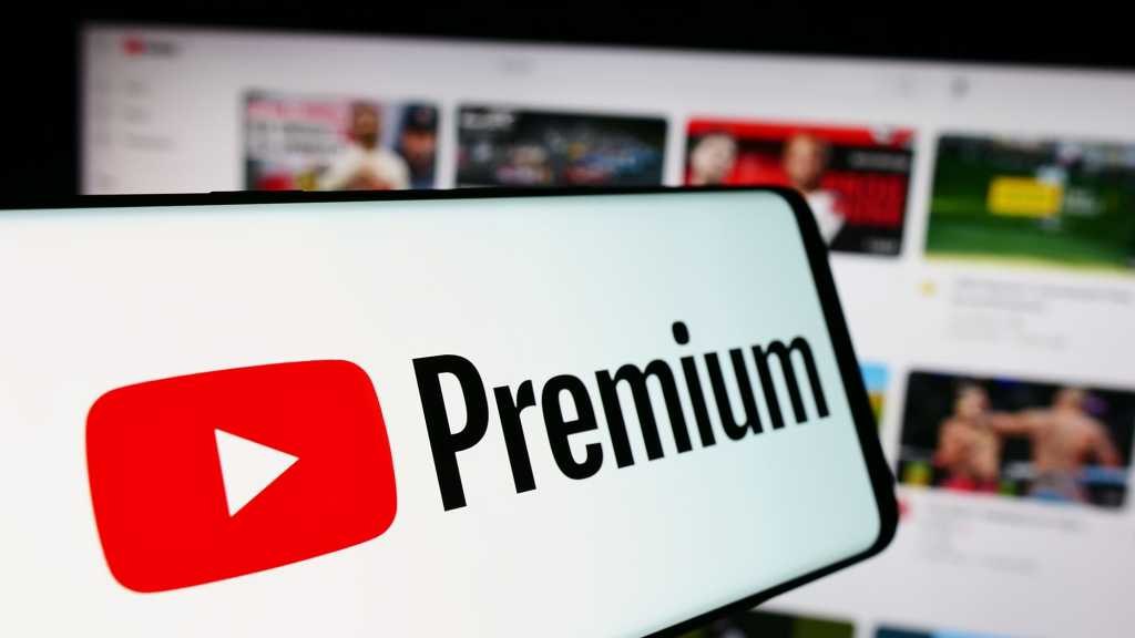 Замедление YouTube пришло откуда не ждали. На Reddit и других ресурсах появились сообщения о том, что видеосервис стал замедлять воспроизведение контента у тех пользователей, которые используют блокировщик рекламы. Это может выражаться в проигрывании черного экрана в течении нескольких десятков секунд после старта видео, а также отображении сообщения со ссылкой на специальную страницу техподдержки. Которая предложит проверить, не влияют ли на скорость воспроизведения контента блокировщики рекламы. А после чего посоветует их отключить. Для тех же, кто не любит рекламу, видеосервис предлагает перейти на YouTube Premium. При этом площадка не уточняет, готова ли она компенсировать затраты на подписку или нет. - замедление YouTube это плохо - замедление YouTube это хорошо - но ведь все во благо рекламы?! - в моем регионе нет рекламы на YouTube