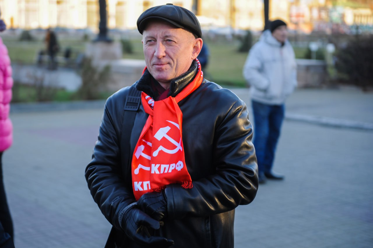 Челябинский экс-депутат Нациевский ушел на СВО «мимо» гордумы. «КПРФ всерьез рассматривала его кандидатуру в качестве преемника досрочно сдавшего мандат депутата челябинской гордумы Александра Андреева. Тем более, у Константина Нациевского есть опыт и избирательных кампаний, и работы в думе. Однако оказалось, что один из самых ярких и известных челябинских коммунистов подписал контракт и будет служить в «БАРС»», - сообщают источники «ПиГ». В результате сменщиком Андреева стал юрист Данила Андреевских. Он "унаследует" единственное место коммунистов в думе областного центра как следующий в избирательном списке партии. Главный политический канал Урала