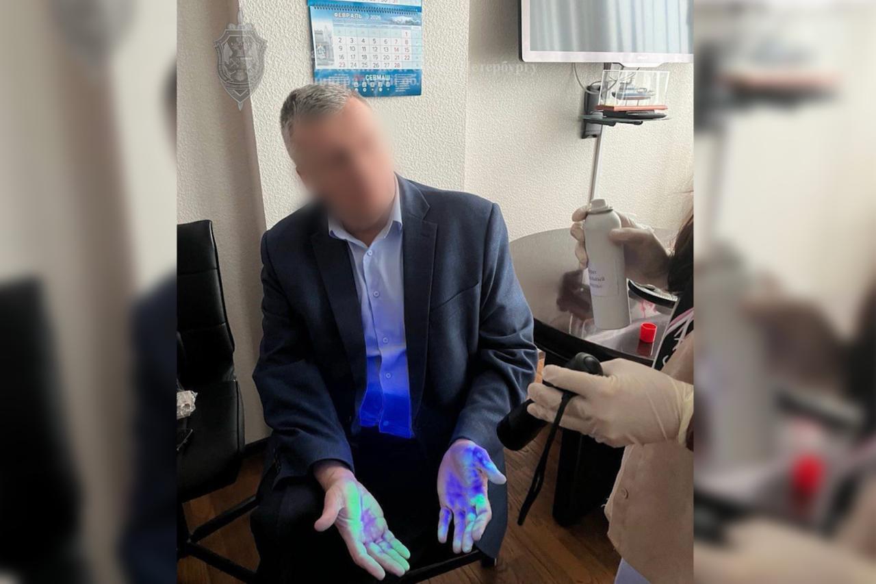 В Петербурге пресекли коррупционную схему при исполнении гособоронзаказа Сотрудники Управления ФСБ России по Санкт Петербургу и Ленинградской области совместно с Военно следственным управлением Следственного комитета Российской Федерации по Ленинградскому военному округу пресекли противоправную деятельность начальника 178 Военного представительства Министерства обороны Российской Федерации капитана 2 ранга Владимира Никитина По данным ведомства Владимир Никитин подозревается в получении взятки в особо крупном размере за беспрепятственное подписание документов по приёмке электронной компонентной базы используемой в рамках государственного оборонного заказа Возбуждено уголовное дело по ч 6 ст 290 УК РФ Подозреваемый задержан и заключён под стражу Фото УФСБ России по городу Санкт Петербургу и Ленобласти Подписаться на Петербургский дневник в MAX